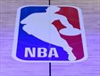Logo NBA sobre la pista iluminado tenuemente