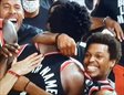 Los jugadores de Raptors abrazan a Anunoby