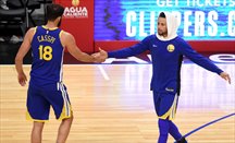 Curry anotó 35 ante los Sixers