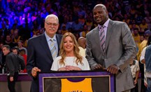 Shaquille O'Neal posa con Phil Jackson y Jeannie Buss en la retirada de su camiseta de Lakers