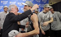 El propietario de Spurs abraza a Ginóbili en el último título del equipo