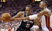 Los Spurs mantienen de baja a Kawhi Leonard por precaución