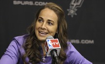 Becky Hammon hace historia dirigiendo a los Spurs en Las Vegas