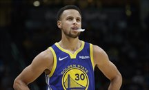 Curry anotó 27 puntos en su regreso al juego