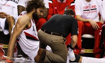 Robin Lopez se fractura la mano derecha en el partido Blazers-Spurs