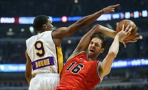 Pau Gasol recibe una falta de Ronnie Price en el Bulls-Lakers