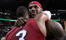 LeBron James y Dwyane Wade se funden en un abrazo antes del Heat-Cavs