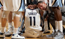 Mike Conley se lesionó ayer seriamente ante Hornets tras recibir un golpe en la espalda