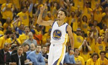 Los Warriors resuelven el primer partido al final con 34 puntos de Curry
