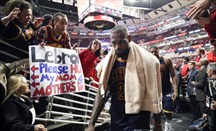 LeBron se retira a los vestuarios del United Center tras decidir el partido