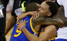 Los Warriors acarician el anillo con 38 puntos de Curry y 25 de Thompson