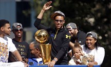 Stephen Curry celebra con su familia el título de la NBA