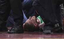Hayward yace en el suelo tras caer gravemente lesionado