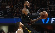 LeBron se queja de los arbitrajes tras la derrota en casa ante Spurs