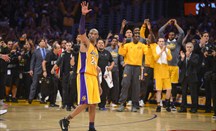 Kobe Bryant, despidiéndose de la afición de los Lakers