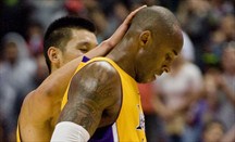 Kobe Bryant (consolado por Lin) ha tenido una complicada temporada