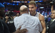 Blake Griffin saluda al propietario de los Clippers, Steve Ballmer