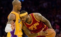 Kobe da los pases, LeBron anota los puntos y Cleveland se impone a Lakers