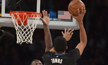 Karl-Anthony Towns, jugando contra Lakers en su debut en la NBA