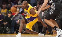 Kobe Bryant anota 38 puntos y corta la peor racha de la historia de Lakers
