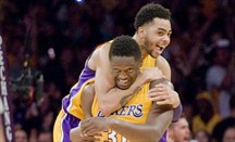 D'Angelo Russell anota 32 y Julius Randle firma un triple-doble