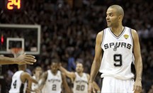 Tony Parker brilló en la 40ª victoria de Spurs en la temporada en San Antonio