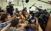 Julius Randle, rodeado de cámaras y micrófonos en el Media Day de los Lakers