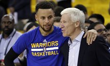 Curry, con su entrenador universitario, solo se queda con el 44% de su salario bruto