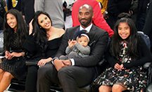 Kobe Bryant rodeado por su esposa y sus 3 hijas