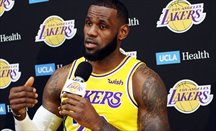 LeBron James empezó su periplo con Lakers con derrota
