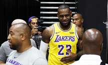 LeBron James entrena por primera vez con los Lakers