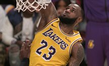 LeBron anota 38 puntos para dar la victoria a los Lakers