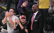 Kobe Bryant saluda a la afición de Lakers en el partido de anoche
