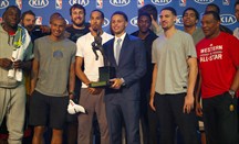 Stephen Curry comparte su premio de MVP con sus compañeros de equipo