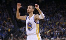 Curry anota 45 puntos y bate el récord de triples encestados en una temporada