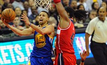 Stephen Curry supera a Nene en el Wizards-Warriors