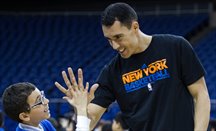 Prigioni la choca con un niño en su etapa con los Knicks