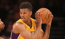 Los Lakers pierden a Nick Young tras sufrir una lesión en el pulgar derecho