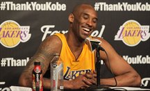 Kobe Bryant ríe en la rueda de prensa anterior a su último partido
