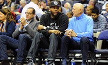 Greg Monroe (acompañado a la derecha por David Falk) ha jugado toda su carrera en Pistons