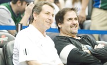 Bruce Levenson (izquierda) venderá su parte de Atlanta Hawks