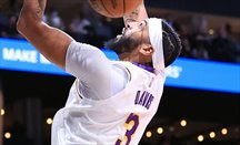 Lakers gana con 44 puntos de Davis en el debut de Khris Middleton