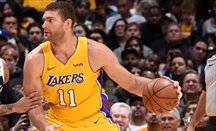 Brook Lopez roba el protagonismo a Russell en el Lakers-Nets