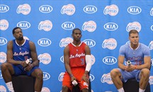 Jordan, Paul y Griffin posan con las camisetas de los Clippers
