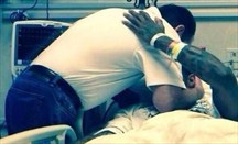 Krzyzewski abraza a Paul George en el hospital