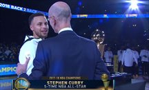 Curry habla con Silver en la ceremonia de entrega de anillos