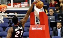 Hassan Whiteside pone un tapón a Burke en el Wizards-Heat