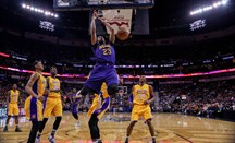 Anthony Davis hace un mate ante Lakers la pasada temporada