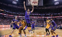 Brandon Bass (balón) deja atrás los Lakers y se enrola en los Clippers