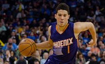 Los Suns juegan con el quinteto más joven de la historia de la NBA